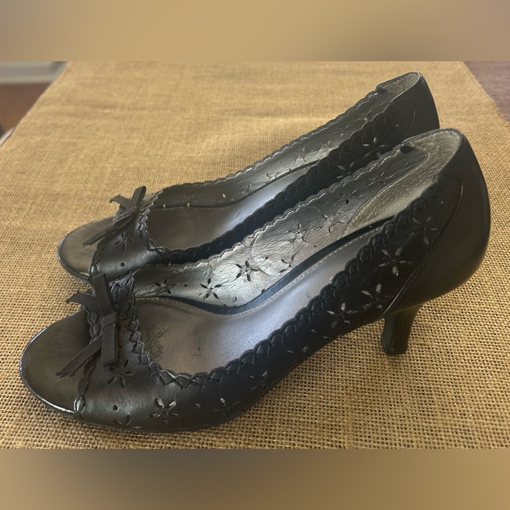 Liz Claiborne Black Kitten Heel Pumps